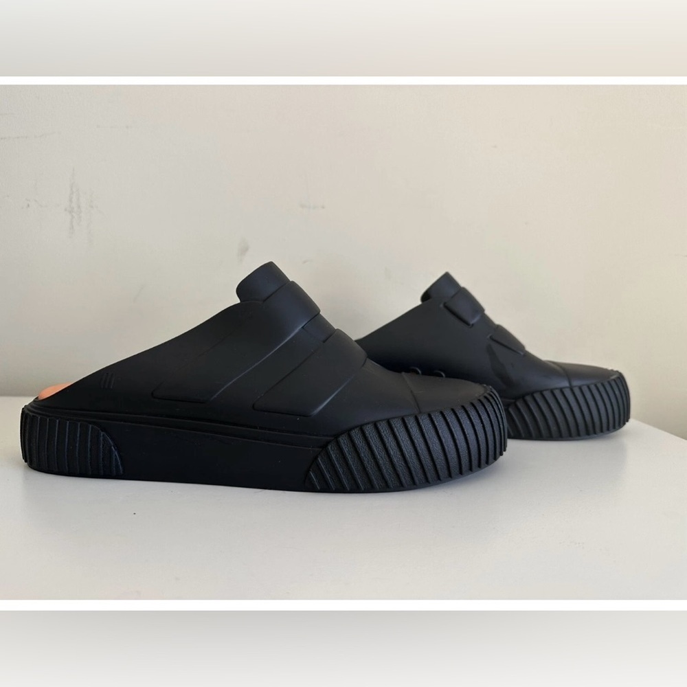 Melissa Lane Women’s Black Slip On Mule Sneaker Size 8 Stylish